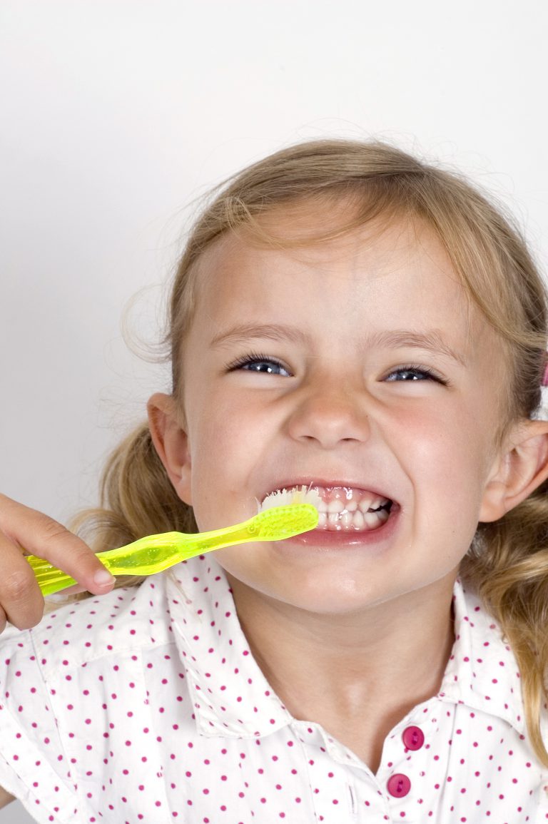 menina escovando os dentes