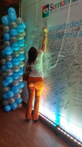 Mural de assinaturas.