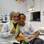 van móvel da sorridents garota foto de paciente operado