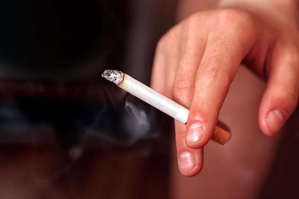 4 malefícios do cigarro para a sua saúde bucal